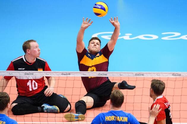 16.09.2016, Rio de Janeiro, Riocentro 6 Paralympische Spiele, Sitzvolleyball, Spiel Platz 5 6, Deutschland (GER) vs. Ukraine (UKR) Christoph Herzog ( 10 GER), Annahme Mathis Tigler ( 12 GER)