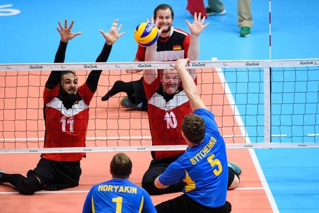16.09.2016, Rio de Janeiro, Riocentro 6 Paralympische Spiele, Sitzvolleyball, Spiel Platz 5 6, Deutschland (GER) vs. Ukraine (UKR) Block Doppelblock Barbaros Sayilir ( 11 GER), Christoph Herzog ( 10 GER) - Angriff Denys Bytchenko ( 5 UKR)