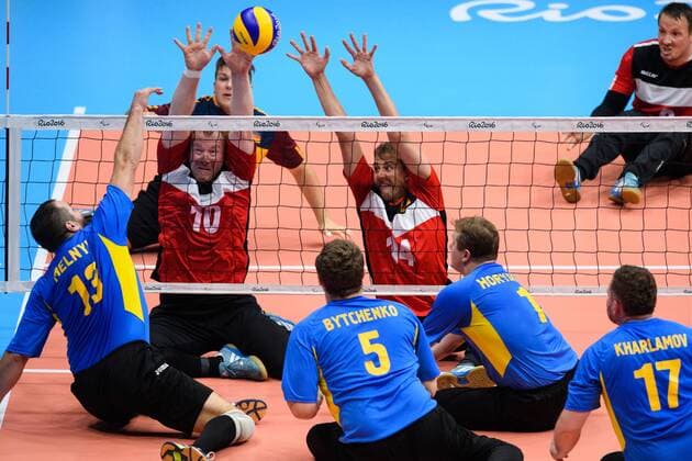 16.09.2016, Rio de Janeiro, Riocentro 6 Paralympische Spiele, Sitzvolleyball, Spiel Platz 5 6, Deutschland (GER) vs. Ukraine (UKR) Angriff Dmytro Melnyk ( 13 UKR) - Block Doppelblock Christoph Herzog ( 10 GER), Torben Schiewe ( 14 GER)