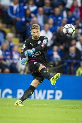 17.09.2016. King Power Stadium, Leicester, England. Premier League Football. Leicester City versus Burnley. Goalkeeper Ron-Robert Zieler of Leicester City clears the ball upfield. xGrahamxWilsonx  ActionPlus11790969