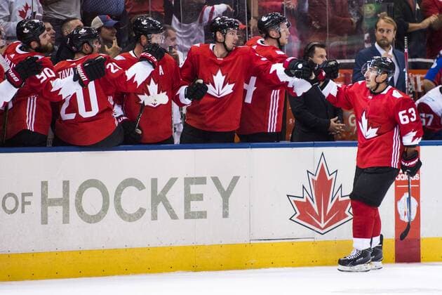 Kanadas Brad Marchand jublar med lagkamraterna efter han gjort 0-2 under ishockeymatchen mellan Tjeckien och Kanada under dag 1 av World Cup of Hockey den 18 september 2016 i Toronto.  Copyright: LUDVIGxTHUNMAN BB160918LT006