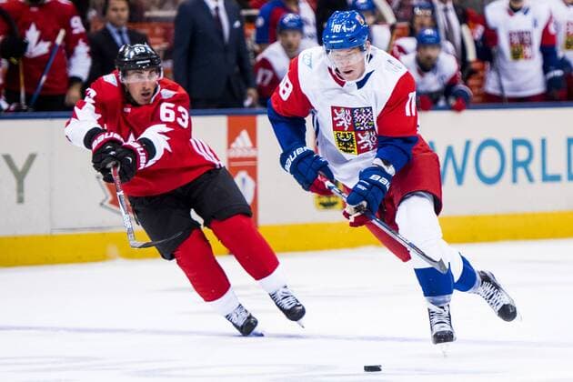 160917 Tjeckiens Ondrej Palat jagas av Kanadas Brad Marchand under ishockeymatchen mellan Tjeckien och Kanada under dag 1 av World Cup of Hockey den 17 september 2016 i Toronto.  Copyright: LUDVIGxTHUNMAN BB160918LT011