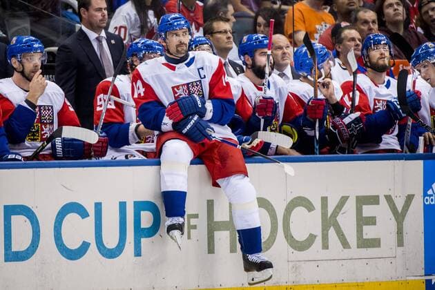 160917 Tjeckiens Tomas Plekanec deppar under ishockeymatchen mellan Tjeckien och Kanada under dag 1 av World Cup of Hockey den 17 september 2016 i Toronto.  Copyright: LUDVIGxTHUNMAN BB160918LT030