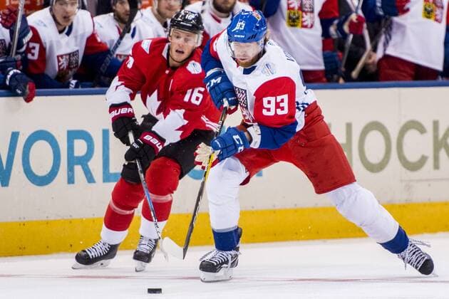Kanadas Jonathan Toews och Tjeckiens Jakub Voracek under ishockeymatchen mellan Tjeckien och Kanada under dag 1 av World Cup of Hockey den 18 september 2016 i Toronto.  Copyright: LUDVIGxTHUNMAN BB160918LT034