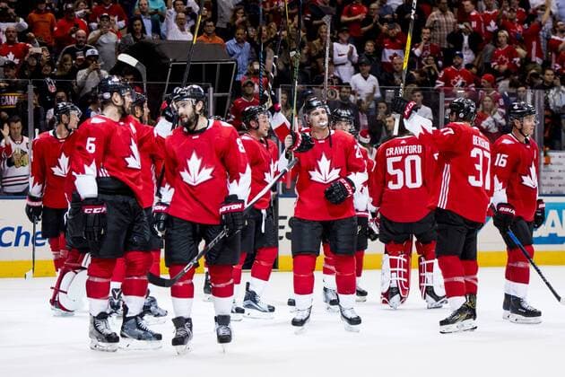 Kanadas spelare tackar publiken efter ishockeymatchen mellan Tjeckien och Kanada under dag 1 av World Cup of Hockey den 18 september 2016 i Toronto.  Copyright: LUDVIGxTHUNMAN BB160918LT062