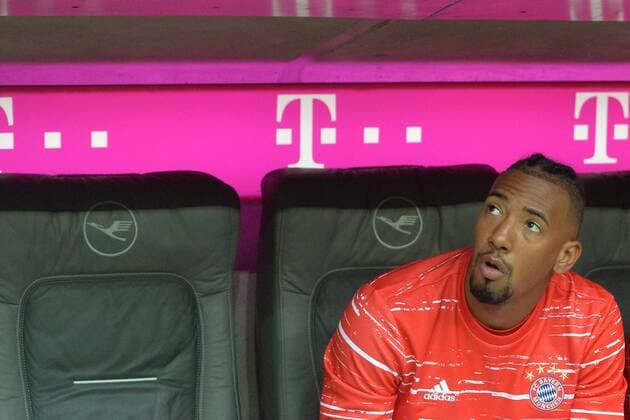 Fussball, Herren, Saison 2016 17, 1. Bundesliga, 3. Spieltag, FC Bayern München - FC Ingolstadt 04, vor dem Spiel Jerome Boateng (Nr. 17, FC Bayern München) auf der Bank, 17.09.16,