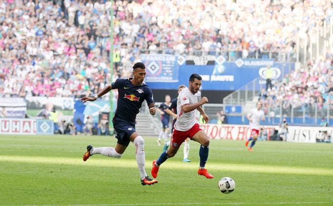 HSV - RB Leipzig Fussball Bundesliga Hamburg, 17.09.2016, Volksparkstadion, Fußball, GER, 1.BL, 3. Spieltag , Hamburger SV vs. RB Leipzig 0:4 (0:0) , Im Bild, v.l.: Davie Selke (RB Leipzig) und Emir Spahic (Hamburg). ,