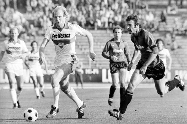 Dieter Hoeneß (VfB Stuttgart) gegen Karl Heinz -Charly- Körbel (Eintracht Frankfurt)