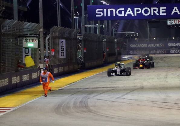 Bilder des Tages - SPORT Formel 1, GP von Singapur, Streckenposten auf der Strecke Streckenposten nach Neustart auf der Strecke, formula 1 GP, Singapore, 18.09.2015 Photo:mspb Jerry Andre Streckenposten nach Neustart auf der Strecke, formula 1 GP, Singapore