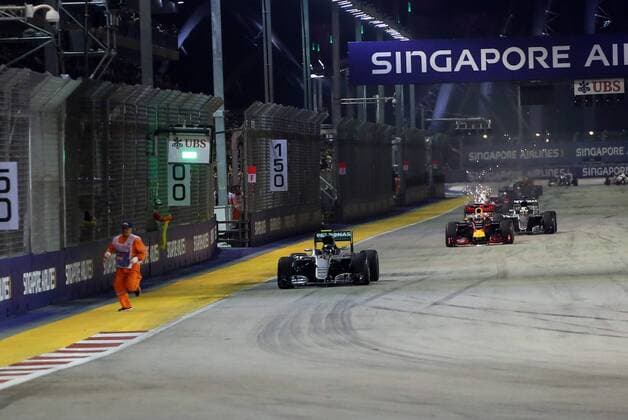 Formel 1, GP von Singapur, Streckenposten auf der Strecke Streckenposten nach Neustart auf der Strecke, formula 1 GP, Singapore, 18.09.2015 Photo:mspb Thomas Melzer Streckenposten nach Neustart auf der Strecke, formula 1 GP, Singapore
