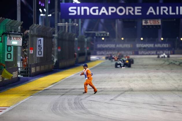 Formel 1, GP von Singapur, Streckenposten auf der Strecke Motorsports: FIA Formula One World Championship WM Weltmeisterschaft 2016, Grand Prix of Singapore, track marshall, 6 Nico Rosberg (GER, Mercedes AMG Petronas Formula One Team), xHOCHxZWEIx