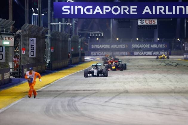 Formel 1, GP von Singapur, Streckenposten auf der Strecke Motorsports: FIA Formula One World Championship WM Weltmeisterschaft 2016, Grand Prix of Singapore, track marshall, 6 Nico Rosberg (GER, Mercedes AMG Petronas Formula One Team), xHOCHxZWEIx