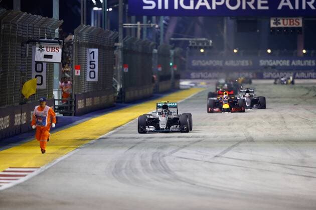 Formel 1, GP von Singapur, Streckenposten auf der Strecke Motorsports: FIA Formula One World Championship WM Weltmeisterschaft 2016, Grand Prix of Singapore, track marshall, 6 Nico Rosberg (GER, Mercedes AMG Petronas Formula One Team), xHOCHxZWEIx