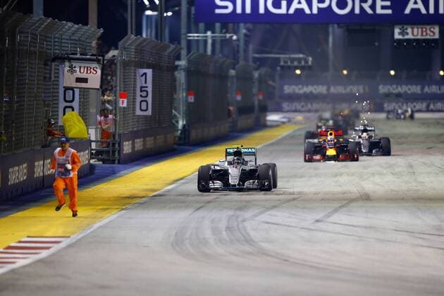 Formel 1, GP von Singapur, Streckenposten auf der Strecke Motorsports: FIA Formula One World Championship WM Weltmeisterschaft 2016, Grand Prix of Singapore, track marshall, 6 Nico Rosberg (GER, Mercedes AMG Petronas Formula One Team), xHOCHxZWEIx