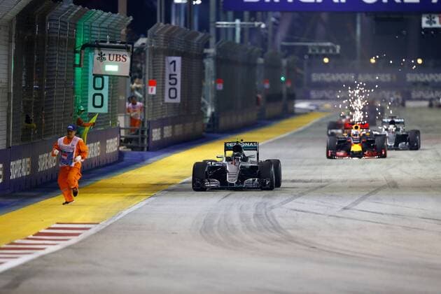 Formel 1, GP von Singapur, Streckenposten auf der Strecke Motorsports: FIA Formula One World Championship WM Weltmeisterschaft 2016, Grand Prix of Singapore, track marshall, 6 Nico Rosberg (GER, Mercedes AMG Petronas Formula One Team), xHOCHxZWEIx