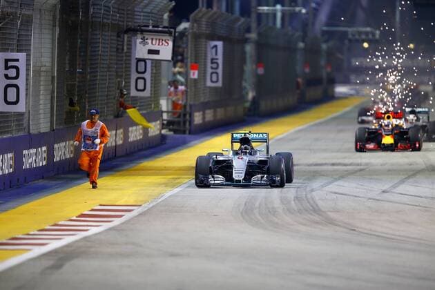 Formel 1, GP von Singapur, Streckenposten auf der Strecke Motorsports: FIA Formula One World Championship WM Weltmeisterschaft 2016, Grand Prix of Singapore, track marshall, 6 Nico Rosberg (GER, Mercedes AMG Petronas Formula One Team), xHOCHxZWEIx