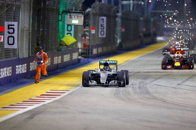 Formel 1, GP von Singapur, Streckenposten auf der Strecke Motorsports: FIA Formula One World Championship WM Weltmeisterschaft 2016, Grand Prix of Singapore, track marshall, 6 Nico Rosberg (GER, Mercedes AMG Petronas Formula One Team), xHOCHxZWEIx