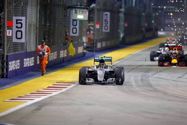 Formel 1, GP von Singapur, Streckenposten auf der Strecke Motorsports: FIA Formula One World Championship WM Weltmeisterschaft 2016, Grand Prix of Singapore, track marshall, 6 Nico Rosberg (GER, Mercedes AMG Petronas Formula One Team), xHOCHxZWEIx