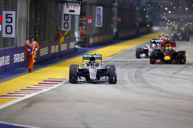 Formel 1, GP von Singapur, Streckenposten auf der Strecke Motorsports: FIA Formula One World Championship WM Weltmeisterschaft 2016, Grand Prix of Singapore, track marshall, 6 Nico Rosberg (GER, Mercedes AMG Petronas Formula One Team), xHOCHxZWEIx