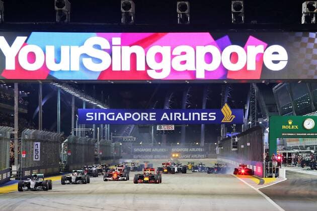 Singapore Grand Prix 15 - 18 September 2016 18.09.2016 - Race, Nico Rosberg (GER) Mercedes AMG F1 W07 Hybrid leads at the start of the race as Nico Hulkenberg (GER) Sahara Force India F1 VJM09 crashes out. 