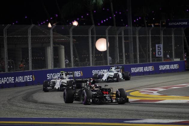 Singapore Grand Prix 15 - 18 September 2016 18.09.2016 - Race, Fernando Alonso (ESP) McLaren Honda MP4-31 leads Valtteri Bottas (FIN) Williams FW38 