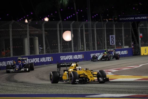 Singapore Grand Prix 15 - 18 September 2016 18.09.2016 - Race, Kevin Magnussen (DEN) Renault F1 Team RS16 leads Felipe Nasr (BRA) Sauber C34 