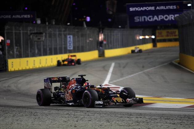 Singapore Grand Prix 15 - 18 September 2016 18.09.2016 - Race, Daniil Kvyat (RUS) Scuderia Toro Rosso STR11 leads Max Verstappen (NED) Red Bull Racing RB12 