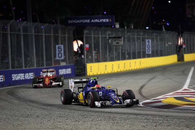 Singapore Grand Prix 15 - 18 September 2016 18.09.2016 - Race, Felipe Nasr (BRA) Sauber C34 leads Sebastian Vettel (GER) Scuderia Ferrari SF16-H 