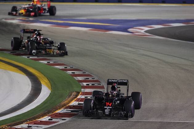 Singapore Grand Prix 15 - 18 September 2016 18.09.2016 - Race, Fernando Alonso (ESP) McLaren Honda MP4-31 leads Daniil Kvyat (RUS) Scuderia Toro Rosso STR11 