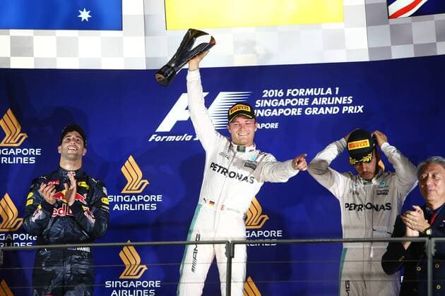 Singapore Grand Prix 15 - 18 September 2016 18.09.2016 - Race, 2nd position Daniel Ricciardo (AUS) Red Bull Racing RB12, Nico Rosberg (GER) Mercedes AMG F1 W07 Hybrid race winner and 3rd position Lewis Hamilton (GBR) Mercedes AMG F1 W07 Hybrid 