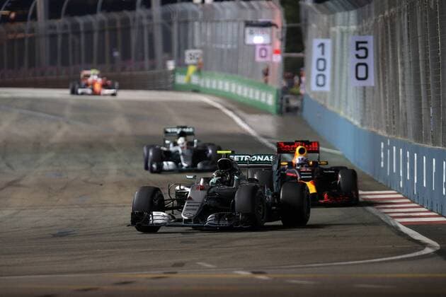 Singapore Grand Prix 15 - 18 September 2016 18.09.2016 - Race, Nico Rosberg (GER) Mercedes AMG F1 W07 Hybrid leads Daniel Ricciardo (AUS) Red Bull Racing RB12, Lewis Hamilton (GBR) Mercedes AMG F1 W07 Hybrid and Kimi Raikkonen (FIN) Scuderia Ferrari SF16-H 