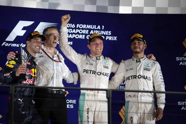 Singapore Grand Prix 15 - 18 September 2016 18.09.2016 - Race, 2nd position Daniel Ricciardo (AUS) Red Bull Racing RB12, Nico Rosberg (GER) Mercedes AMG F1 W07 Hybrid race winner and 3rd position Lewis Hamilton (GBR) Mercedes AMG F1 W07 Hybrid 