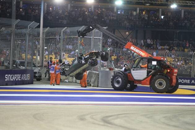 18.09.2016. 17.09.2016. Marina Bay Street Circuit, Singapore. Formula 1 Grand Prix of Singapore, race day. Sahara Force India VJM09 - Nico Hulkenberg crashes into the pit wall during the race start xLeannexBoonx  ActionPlus11791330