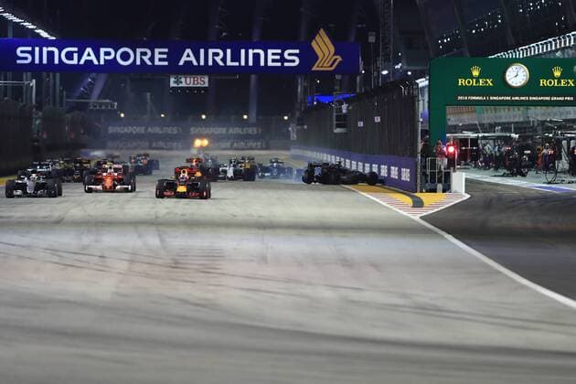 18.09.2016. 17.09.2016. Marina Bay Street Circuit, Singapore. Formula 1 Grand Prix of Singapore, race day. Sahara Force India VJM09 - Nico Hulkenberg crashes into the pit wall during the race start xLeannexBoonx  ActionPlus11791336