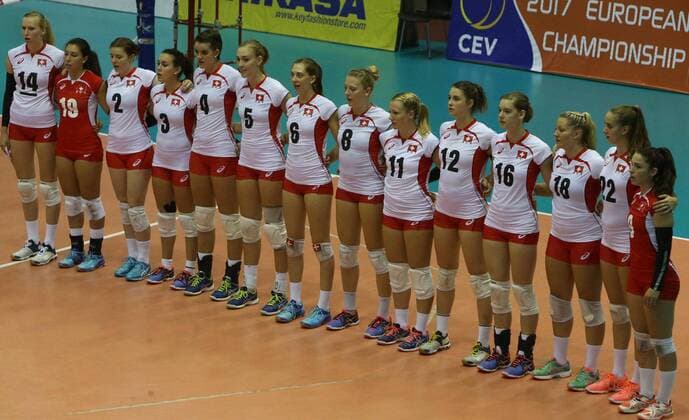 Volleyball, Damen EM Quali, Schweiz - Montenegro 18.09.2016 Sofia(Bulgaria) Switzerland-Montenegro European qualifiers women s volleyball Switzerland team during anthem from L-R: Lara Kuenzler,Thays Deprati,Linda Kronenberg,Simona Belotti,Gabi Schottroff,Martina Halter,Madlaina Matter,Maja Storck,Sarah Troesch,Julie Lengweiler,Olivia Wassner,Carole Troesch,Samira Sulser and Tabea Dalliard :Str