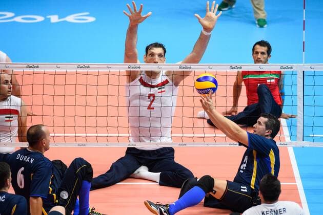 18.09.2016, Rio de Janeiro, Riocentro 6 Paralympische Spiele, Sitzvolleyball, Finale, Iran (IRI) vs. Bosnien-Herzegowina (BIH) Block Morteza Mehrzadselakjani ( 2 IRI) - Zuspiel Sabahudin Delalic ( 11 BIH)