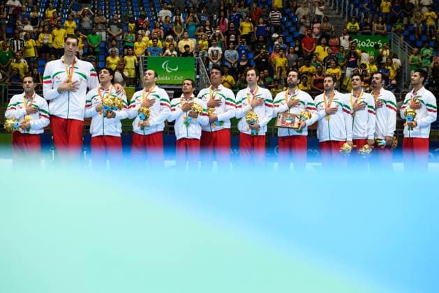 Bilder des Tages - SPORT 18.09.2016, Rio de Janeiro, Riocentro 6 Paralympische Spiele, Sitzvolleyball, Siegerehrung Team Iran waehrend Hymne Mehrzad Mehravan ( 1 IRI), Morteza Mehrzadselakjani ( 2 IRI), Meisam Ali Pour ( 3 IRI), Davoud Alipourian ( 4 IRI), Abolfazl Oliyaei ( 5 IRI), Arash Khormali ( 6 IRI), Sadegh Bigdeli ( 7 IRI), Majid Lashkarisanami ( 8 IRI), Hossein Golestani ( 9 IRI), Isa Zirahi ( 10 IRI), Ramezan Selehihajikolaei ( 11 IRI), Mahdi Babadi ( 12 IRI)