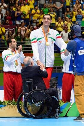 18.09.2016, Rio de Janeiro, Riocentro 6 Paralympische Spiele, Sitzvolleyball, Siegerehrung Morteza Mehrzadselakjani ( 2 IRI) erhaelt Medaille Goldmedaille von Sir Philip Craven (Präsident Praesident Paralympisches Kommittee)