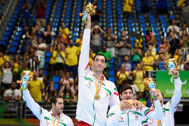 18.09.2016, Rio de Janeiro, Riocentro 6 Paralympische Spiele, Sitzvolleyball, Siegerehrung Mehrzad Mehravan ( 1 IRI), Morteza Mehrzadselakjani ( 2 IRI), Meisam Ali Pour ( 3 IRI), Davoud Alipourian ( 4 IRI) mit Medaille Goldmedaille