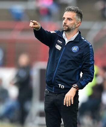 18.09.2016, xfux, Fussball 2.Bundesliga, Karlsruher SC - FC St.Pauli, emspor emonline, v.l. Trainer Tomas Oral (Karlsruher SC KSC) gibt Anweisungen, gestikuliert, mit den Armen gestikulieren gives instructions, gesticulate, gesticolando. Karlsruhe