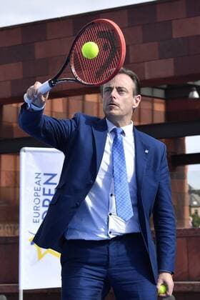 Bilder des Tages - SPORT Antwerp Mayor Bart De Wever pictured in action during a press moment with Antwerp s mayor getting a tennis les from the best Belgian tennis player, ahead of the European Open tennis tournament in Antwerp from 17 to 23 October, Monday 19 September 2016. DIRKxWAEM  x04935818x