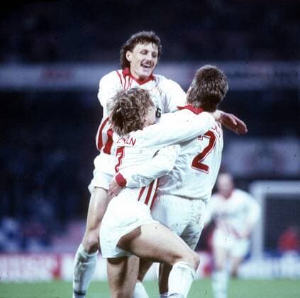 DFB - Pokal : 1. FC Köln - MSV Duisburg 7.5.1991 Kölner Torjubel nach dem 1:0 : von links : Horst Heldt, Frank Greiner (oben) und Torschütze Alfons Higl. HM