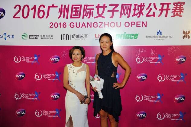 Zhu Lin of China, right, arrives at the red carpet for the welcome party of the 2016 WTA Tennis Damen Guangzhou Open tennis tournament in Guangzhou city, south China s Guangdong province, 19 September 2016. Tennis stars glam up welcome party for 2016 Guangzhou Open tennis tournament  20160920_04739