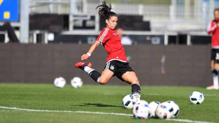 Debütantin Hasret Kayikci (Deutschland , Germany , DFB ) (13) beim Aufwärmen Györ, Ungern, 20.09.2016 - Fussball, Euro 2017 Qualifikation - Frauen - Ungarn - Deutschland, Fussball, Euro 2017 Qualifikation - Frauen - Ungarn - Deutschland, xmkx