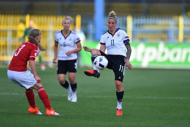 Bild v.L. Henrietta Cziszar ( Ungarn , Hungary ) (1) Anja Mittag (Deutschland , Germany , DFB ) (11) spielt Ball nach vorne Györ, Ungern, 20.09.2016 - Fussball, Euro 2017 Qualifikation - Frauen - Ungarn - Deutschland, Fussball, Euro 2017 Qualifikation - Frauen - Ungarn - Deutschland, xmkx