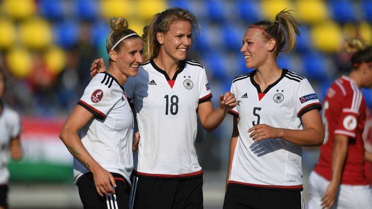 Jubel, Freuen, celebrate, happy, cheer , Goal Celebration 0:1 Deutschland Bild v.L. Anja Mittag (Deutschland , Germany , DFB ) (11) Lena Petermann (Deutschland , Germany , DFB )) (18) Kristin Demann (Deutschland , Germany , DFB ) (5) Györ, Ungern, 20.09.2016 - Fussball, Euro 2017 Qualifikation - Frauen - Ungarn - Deutschland, Fussball, Euro 2017 Qualifikation - Frauen - Ungarn - Deutschland, xmkx