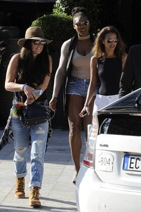 Tennis, Serena Williams unterwegs in Mailand MINIMUM WEB USAGE FEE Milan Serena Williams with some friends took a taxi to go to a cafe downtown MINIMUM PRICE FOR USE WEB â‚¬ 200 FOR 10 PHOTOS  Copyright: xLivioxValeriox