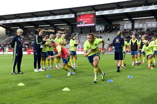 Fußball, Damen, EM Quali, Dänemark - Schweden 160920 Sveriges Olivia Schough och Jessica Samuelsson värmer upp inför fotbollsmatchen i Dänemark - Schweden EM Quali Frauen Frauenfußball Fußball Nationalteam Länderspiel Viborg.  Copyright: CARLxSANDIN BB160920CS002