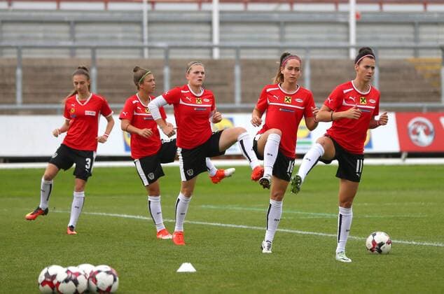 SOCCER - UEFE EURO 2017, women, Quali, WAL vs AUT NEWPORT,WALES,20.SEP.16 - WOMEN SOCCER - UEFA Women s European Championship EM Europameisterschaft 2017, qualification, OEFB international match Länderspiel Wales vs Austria. Image shows Katharina Naschenweng, Sarah Zadrazil, Sophie Maierhofer and Viktoria Schnaderbeck (AUT) during the warmup.. GEPAxpictures xAMAxsports
