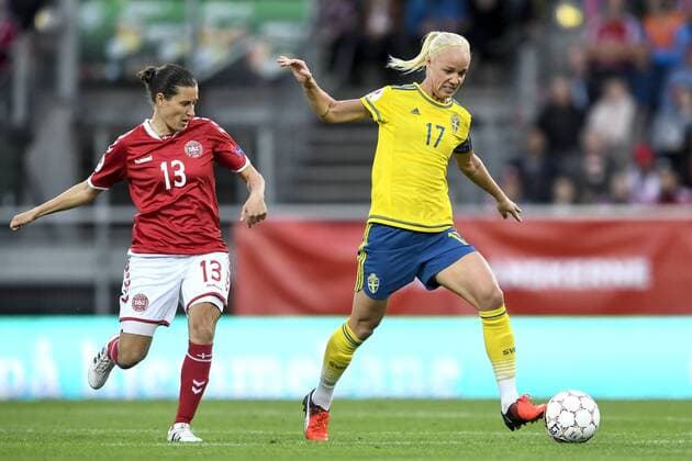 Fußball, Damen, EM Quali, Dänemark - Schweden 160920 Danmarks Johanna Rasmussen och Sveriges Caroline Seger Dänemark - Schweden EM Quali Frauen Frauenfußball Fußball Nationalteam Länderspiel Viborg.  Copyright: CARLxSANDIN BB160920CS003